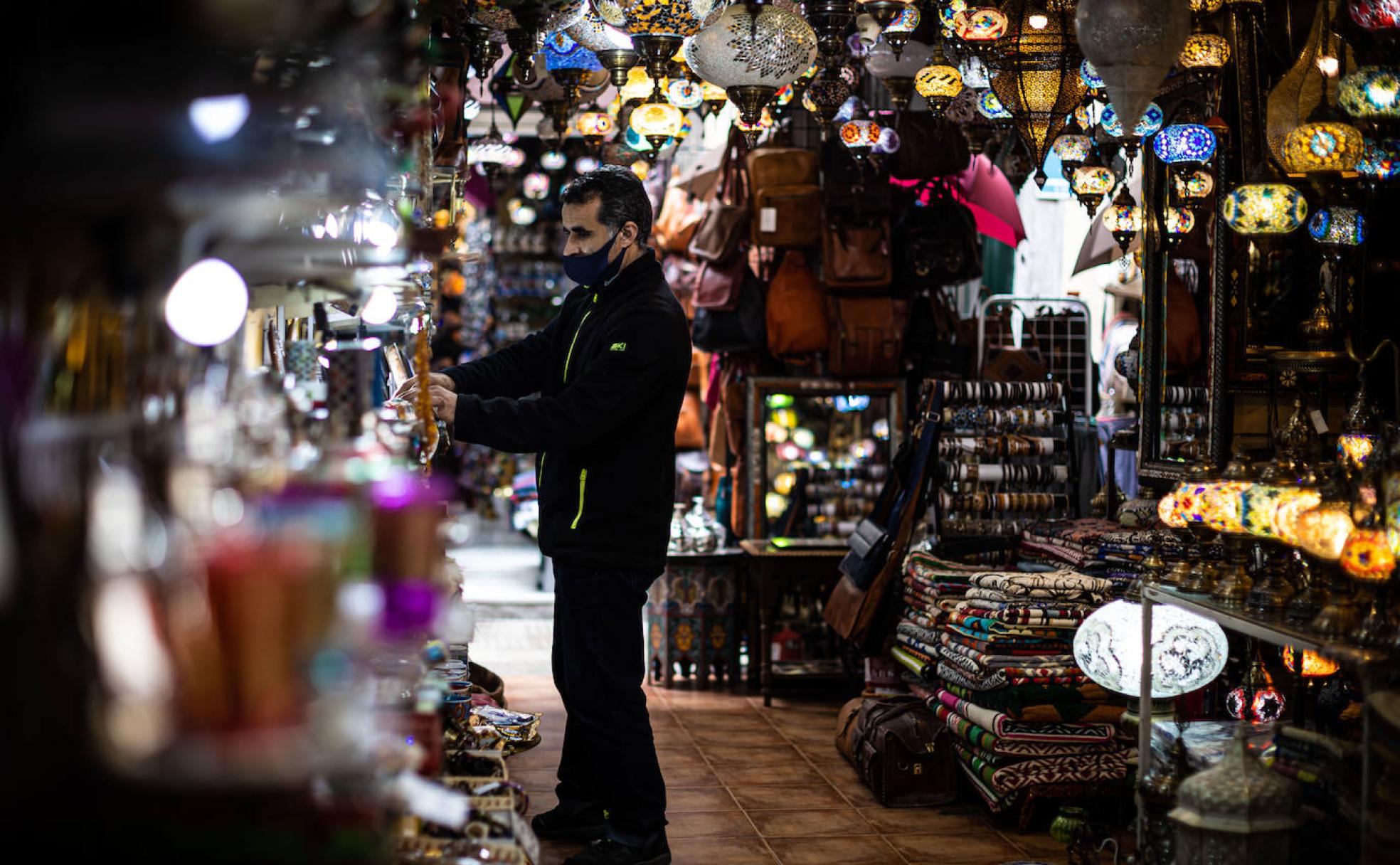 Comercio en Granada Las tiendas de souvenirs de Granada ya no viven del recuerdo Ideal